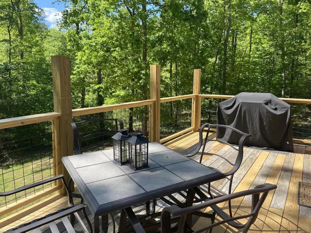 Gas Fireplace, Firepit, And Cedar Adirondack Chair Spencer Exterior foto
